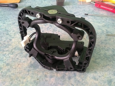 07102018872.JPG (576.78 Kio) Vu 13969 fois Le support motorisé qui permet au faisceau de se diriger à droite ou à gauche (en fonction de la position du volant)