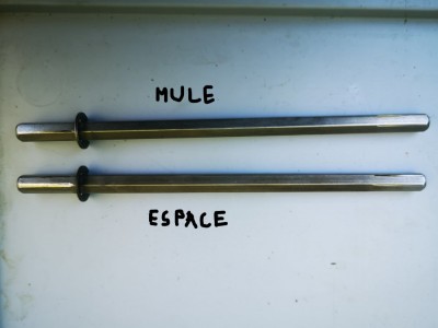 9a.jpg (63.84 Kio) Vu 4850 fois Axes hexagonal : en haut celui de la mule, en bas celui défectueux démonté
