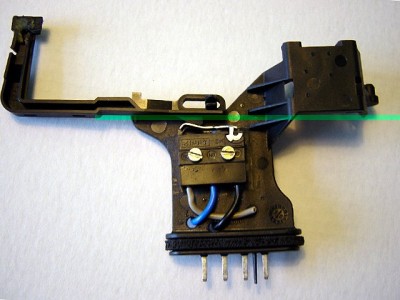 contact 1.jpg (69.84 Kio) Vu 3158 fois Le nouveau contacteur avec son levier en métal sur lequel le biais en plastique vient glisser, on supprime le déplacement horizontal néfaste au bouton.