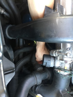 3589BD34-6B50-43F8-BEC1-0F58A3531860.jpeg (192.5 Kio) Vu 1687 fois Pour purger par le haut, voici le meilleur passage pour la main: derrière la durite d’air