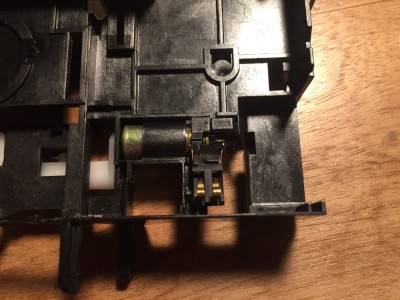 F9FE5380-8F37-43B9-998C-C702E89D96C2.jpeg (273.46 Kio) Vu 2530 fois Un détail qui m’a paru intéressant: le moteur est alimenté par des pattes qui viennent toucher le circuit imprimé, c’est la seule pièce montée dans le plastic