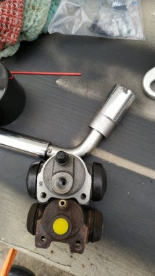 Différence Bendix-Lucas.jpg (124.44 Kio) Vu 4057 fois Différence Cylindre Bendix (le neuf) et Lucas (l'ancien)