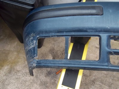 IMGP7001.JPG (208.54 Kio) Vu 2720 fois L'état du Pare-choc, pas joli-joli !