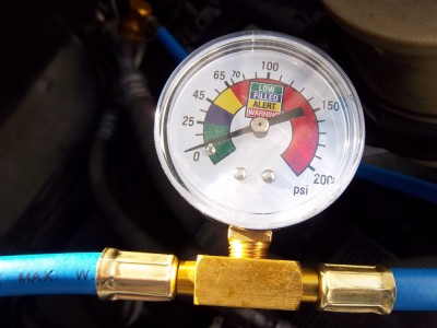 IMGP7317.JPG (172.74 Kio) Vu 11492 fois Au début... C'est vide, mais il reste du gaz, le compresseur s'est enclenché