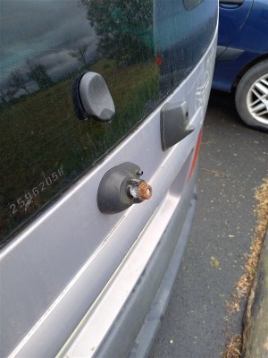 V6_94.jpg (93.7 Kio) Vu 6193 fois La bras d'essuie glace arrière s'est suicidé