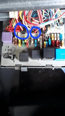 les 2 fils rouges 12V testés sur la platine porte fusibles lors de la mise du contact