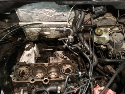 Le moteur nettoyé au mieux. Notez le renvoi d'angle pour les 4RM