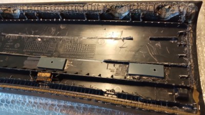 J'ai collé des plaques en PVC avec un trou taraudé afin de permettre de maintenir les deux coques ensemble.