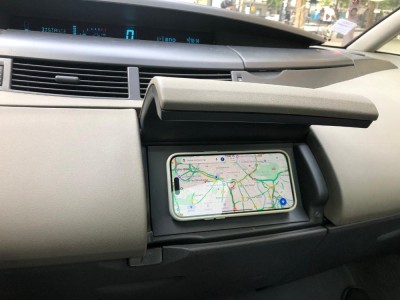 Support Téléphone Espace avec iPhone.jpg