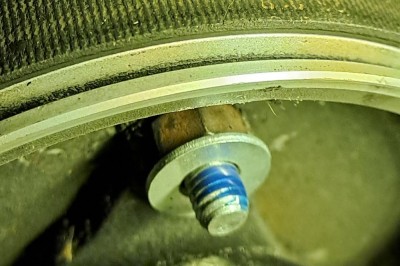 un bleu pour bloquer l'écrou