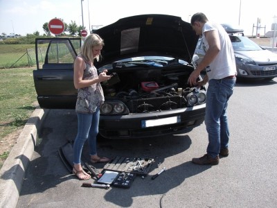 dépannage sur une aire d'autoroute ...départ en vacances