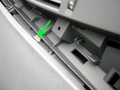 Une des deux pattes en question est montrée par la flèche