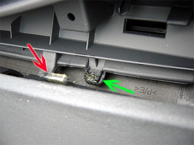 La flèche verte montre la butée et la rouge la patte munie d'un plot caoutchouc