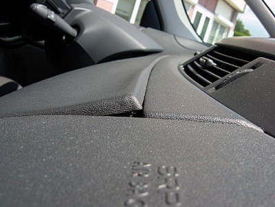 Revêtement décollé du jour au lendemain. A partir de ce moment, il n'est plus possible d'ouvrir le portillon avec une seule main (photo datant de juillet 2010 avant le remplacement). Avec le temps, le décollement évolue et la matière devient rigide par temps froid, une vraie plaie !