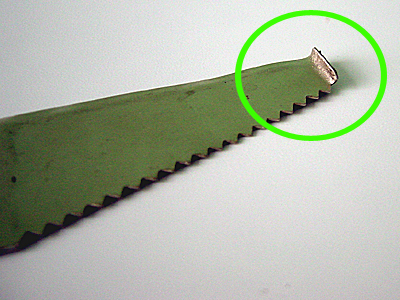 Un simple morceau de métal au bord recourbé donne un outil parfait pour déposer les poignées ! Dents de scie pas utiles...