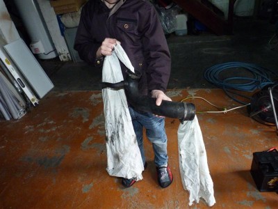 Un ptit coup de main du fiston pour les durits un peu grasse